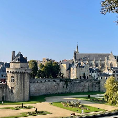 Apartamento Laroche Grand Duplex Dans Le Centre Historique Avec Garage Vannes Exterior foto