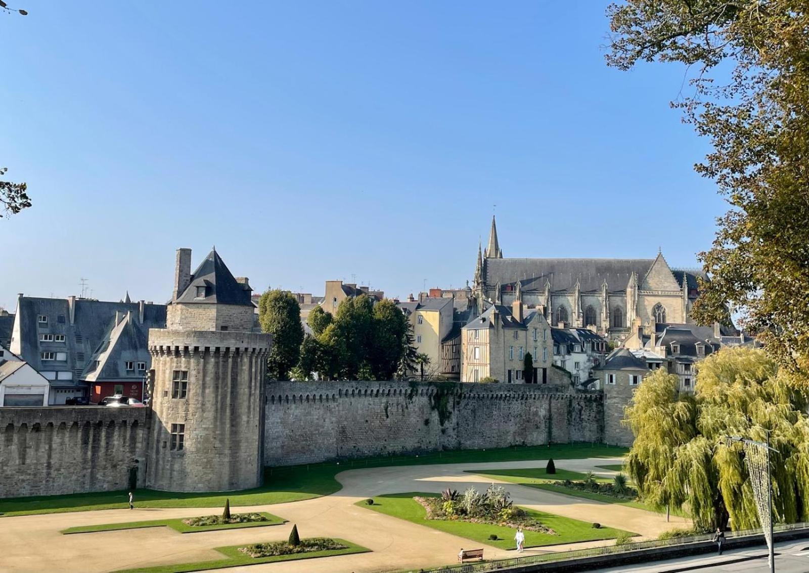 Apartamento Laroche Grand Duplex Dans Le Centre Historique Avec Garage Vannes Exterior foto