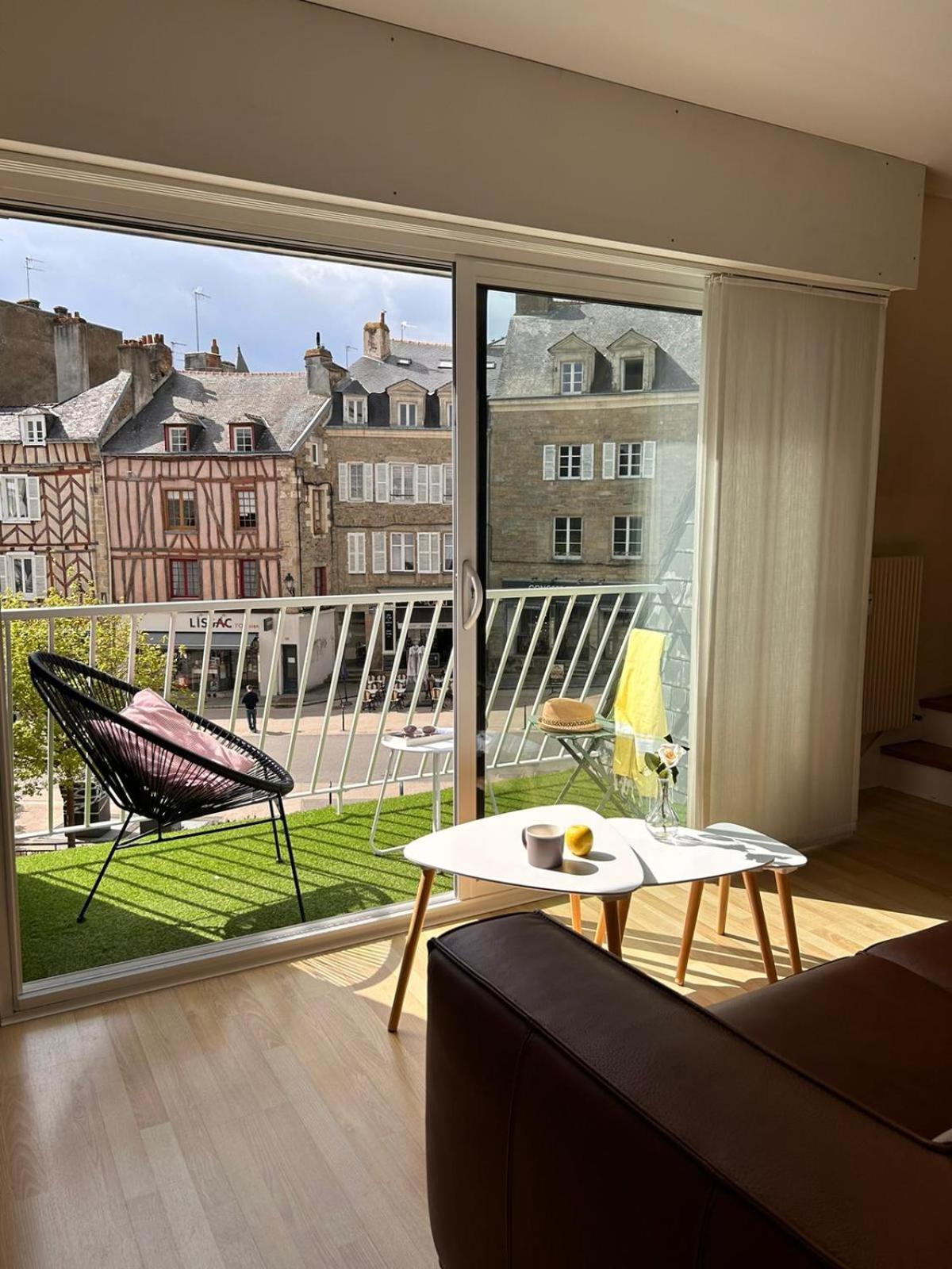 Apartamento Laroche Grand Duplex Dans Le Centre Historique Avec Garage Vannes Exterior foto